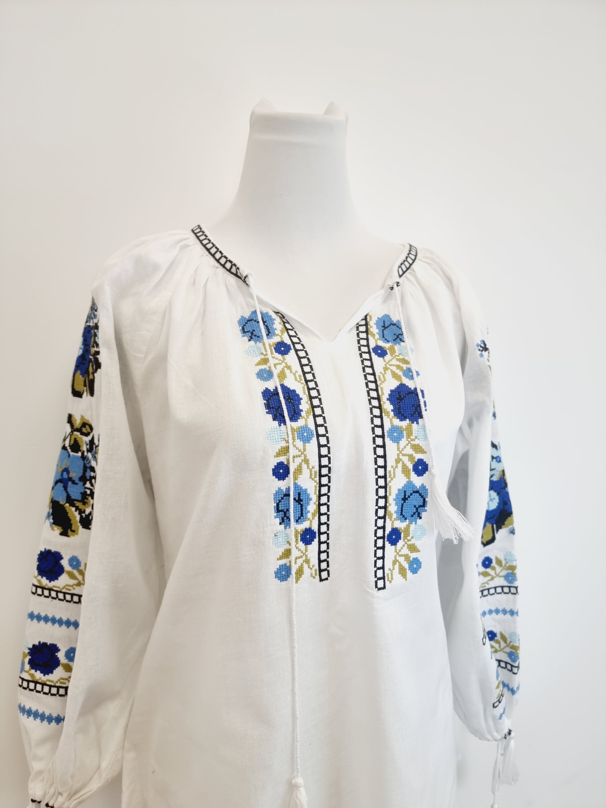 Belle blouse folklorique roumain brodé à la main pour femme 