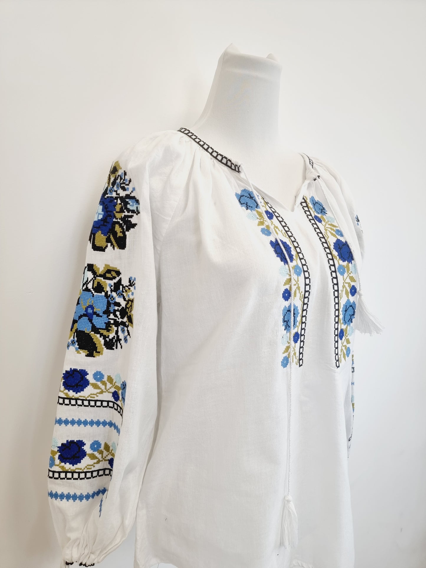 Belle blouse folklorique roumain brodé à la main pour femme 